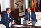 El presidente de la Comunidad se reúne con el alcalde de Ceutí, Juan Felipe Cano