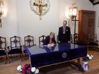 Noelia Arroyo participa en el besapié del Cristo del Rescate en la iglesia San Juan Bautista de Murcia