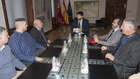 El presidente de la Comunidad recibe a representantes del sector del taxi en la Región de Murcia