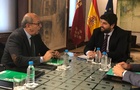 El presidente de la Comunidad se reúne con representantes del sindicato de enfermería Satse (2)