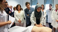 El consejero de Salud visita las nuevas salas de simulación que mejorarán la formación de los estudiantes de Medicina
