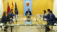 El jefe del Ejecutivo regional, Fernando López Miras, se reúne con los alcaldes de los municipios del entorno del Mar Menor para tratar la situación actual de la zona y abordar posibles soluciones (2)