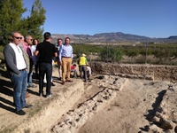 El director general de Bienes Culturales conoce la campaña de excavaciones de Los Villaricos en Mula