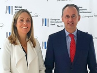 El consejero de Presidencia y Hacienda, Javier Celdrán, junto a la vicepresidenta del Banco Europeo de Inversiones (BEI), Emma Navarro