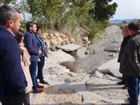 Antonio Luengo, consejero de Agua, Agricultura, Ganadería, Pesca y Medio Ambiente, durante su visita al camino del Cementerio