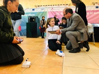 El director general de Estrategia y Transformación Digital, Joaquín Gómez, durante el taller de programación y robótica desarrollado en la edición itinerante de la feria tecnológica Sicarm en Caravaca