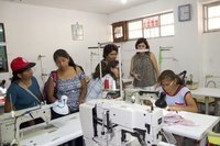 Mujeres de Santa Rosa en Lima (Perú) trabajando en la empresa de confección, junto con la encargada de supervisar el taller de la asociación Respuestas Solidarias