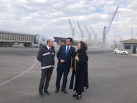 El consejero de Fomento e Infraestructuras, José  Ramón Díez de Revenga, y la presidenta de la Autoridad Portuaria, Yolanda Muñoz, durante su visita a las instalaciones del Puerto de Cartagena
