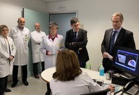 El consejero de Salud, Manuel Villegas, visitó la unidad de Dermatología del hospital Reina Sofía