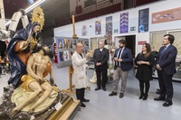 El presidente Fernando López Miras conoce los trabajos de restauración de las imágenes de la Virgen de la Fuensanta y la Virgen de la Caridad