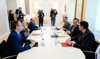 Momento de la reunión de los consejeros del área de Hacienda de Murcia, Javier Celdrán (1i); Galicia, Valeriano Martínez (2i); Ceuta, Alberto Gaitán (3i); Castilla y León, Carlos Fernández (1d); Javier Fernández-Lasquetty (2d) y de Andalucía, Juan Bravo (3d)