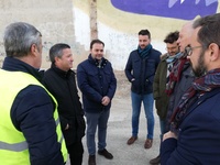 Imagen de la visita de Enrique Ujaldón a las obras de renovación de la calle del Paso Blanco de Lorca