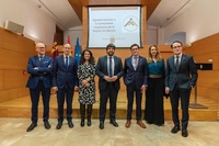 El jefe del Ejecutivo autonómico, Fernando López Miras, ha presidido en el Palacio de San Esteban el acto de presentación de la bolsa de mediadores, impulsada por el Punto Neutro para la Promoción de la Mediación en la Región de Murcia