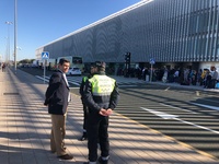 El consejero José Ramón Díez de Revenga visitó el Aeropuerto para comprobar la coordinación de los distintos servicios que atendían a los pasajeros desviados desde el aeródromo alicantino