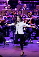 La cantante María Parrado actuando con la orquesta Sinfónica de la Región de Murcia