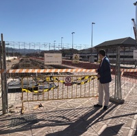 El consejero de Fomento e Infraestructuras, José Ramón Díez de Revenga, observa el área de las vías para la llegada provisional de la Alta Velocidad desmanteladas