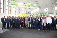 El presidente de la Comunidad en la feria hortofrutícola 'Fruit Logística 2020' (2)