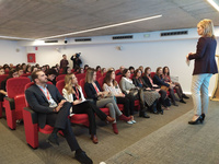 Imagen de la charla a las niñas en las instalaciones del el Centro Europeo de Empresas e Innovación de Murcia (Ceeim)