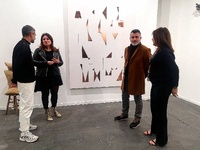 La consejera de Educación y Cultura, Esperanza Moreno, visita el estand de Artnueve, donde expone el artista cartagenero Javier Pividal