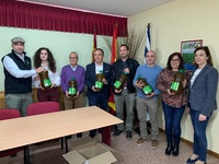 El Centro Integrado de Formación y Experiencias Agrarias de Jumilla dona 900 litros de 'aceite solidario' a cinco asociaciones benéficas