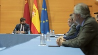 El jefe del Ejecutivo regional, Fernando López Miras, se reúne con el presidente de Federación Regional de Organizaciones y Empresas de Transporte de Murcia (Froet) (II)