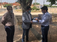 El consejero Antonio Luengo entrega el proyecto del nuevo colector de pluviales de Los Alcázares al alcalde de la localidad, Mario Pérez