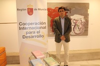 El director general de Gobierno Abierto y Cooperación, David Martínez, presentó los ejemplares traducidos para los pueblos indígenas de Paraguay
