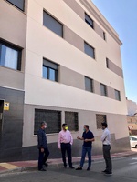 1/2 El consejero de Fomento e Infraestructuras, José Ramón Díez de Revenga, durante su visita a una promoción de viviendas destinadas al alquiler ubicada en la pedanía murciana de La Ñora.