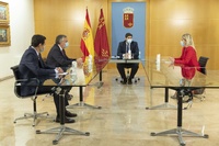 El jefe del Ejecutivo regional, Fernando López Miras, ha recibido en el Palacio de San Esteban al nuevo director de la refinería Repsol en Cartagena, Antonio Mestre