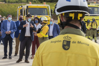 El presidente de la Comunidad, Fernando López Miras, visita a los efectivos desplegados en la base forestal La Pila (2)