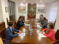 El consejero de Fomento e Infraestructuras, José Ramón Díez de Revenga, y el decano del Colegio de Abogados de Lorca, Ángel García Aragón, en la reunión que mantuvieron sobre la okupación