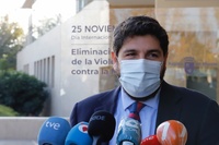 El presidente López Miras, en el acto institucional del Día Internacional para la Eliminación de la Violencia contra la Mujer