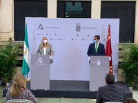 El consejero de Fomento e Infraestructuras, José Ramón Díez de Revenga, y su homóloga en la Junta de Andalucía, Marifran Carazo, durante la reunión mantenida hoy en la que han analizado la situación del Corredor Mediterráneo en sus respectivas comunidades