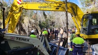 El consejero Antonio Luengo, junto a representantes municipales y técnicos, durante la explicación de la obras de la terraza fluvial del Santuario