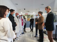 Manuel Villegas visita las obras de remodelación que se están llevando a cabo en el área de urgencias del hospital Virgen del Castillo.