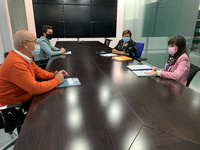La directora de Movilidad y Litoral, Marina Munera, y la presidenta de la Federación de Asociaciones Murcianas de Personas con Discapacidad Física y Orgánica (Famdif/Cocemfe) Carmen Gil, durante una reunión en la que hablaron de las ayudas al transporte de personas con discapacidad