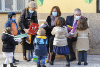 Isabel Franco y el director de Familias y Protección de Menores entregan los juguetes a los niños del Centro de Menores Cardenal Belluga