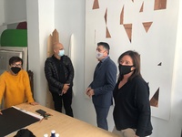 Imagen de la visita del director general del Instituto de las Industrias Culturales y las Artes, Juan Antonio Lorca, y el catedrático y comisario Juan Bautista Peiró a una de las galerías que participan en 'RUT-ARTE'