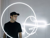 Imagen del artista Pedro Torre con una de las obras de la exposición 'No calma, no cura, no sublima'