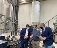 El consejero Antonio Luengo, junto con el secretario general y el presidente de GWP, durante la visita a las instalaciones de reciclado de plásticos.