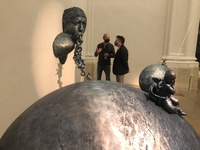 Imagen de la visita al montaje de la exposición de Lidó Rico en la Sala Verónicas