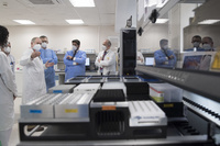 El presidente de la Comunidad, Fernando López Miras, visita el laboratorio de microbiología del hospital Virgen de la Arrixaca (2)
