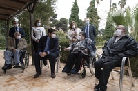 El presidente de la Comunidad, Fernando López Miras, visita la residencia de personas mayores 'Edad Dorada' de Mensajeros de la Paz, en San Pedro del Pinatar