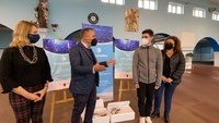 Entrega de cestas de productor del mar a los ganadores del concurso promocional organizado por la Comunidad y las cofradías de pescadores