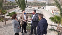 El director de ESAMUR, Entidad de Saneamiento y Depuración de Aguas Residuales de la Región de Murcia, Ignacio Díaz, junto al alcalde de Abanilla,...