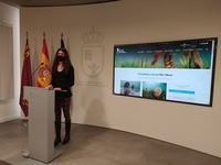 La directora general del Mar Menor, Miriam Pérez, durante el acto de presentación de la nueva web