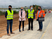 El director general de Carreteras, José Antonio Fernández Lladó, y el alcalde de Torre Pacheco, Antonio León, durante la visita a las obras de la carretera regional RM-F29 en la que la Comunidad Autónoma invertirá 980.000 euros para reparar los daños ocasionados por la dana en su firme y drenaje