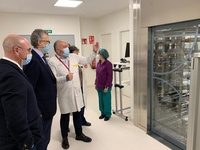 El consejero de Salud, Juan José Pedreño, acompañado por el gerente del Área de Salud de Lorca, Enrique Casado, visitó la nueva central de esterilización del hospital Rafael Méndez (1)