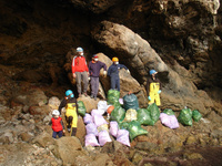 Voluntarios de la Federación de Espeleología de la Región de Murcia realizan tareas de limpieza en cuevas gracias al proyecto de conservación de ...