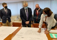 El consejero de Salud, Juan José Pedreño, observa el proyecto del nuevo centro de salud de la pedanía murciana de Corvera